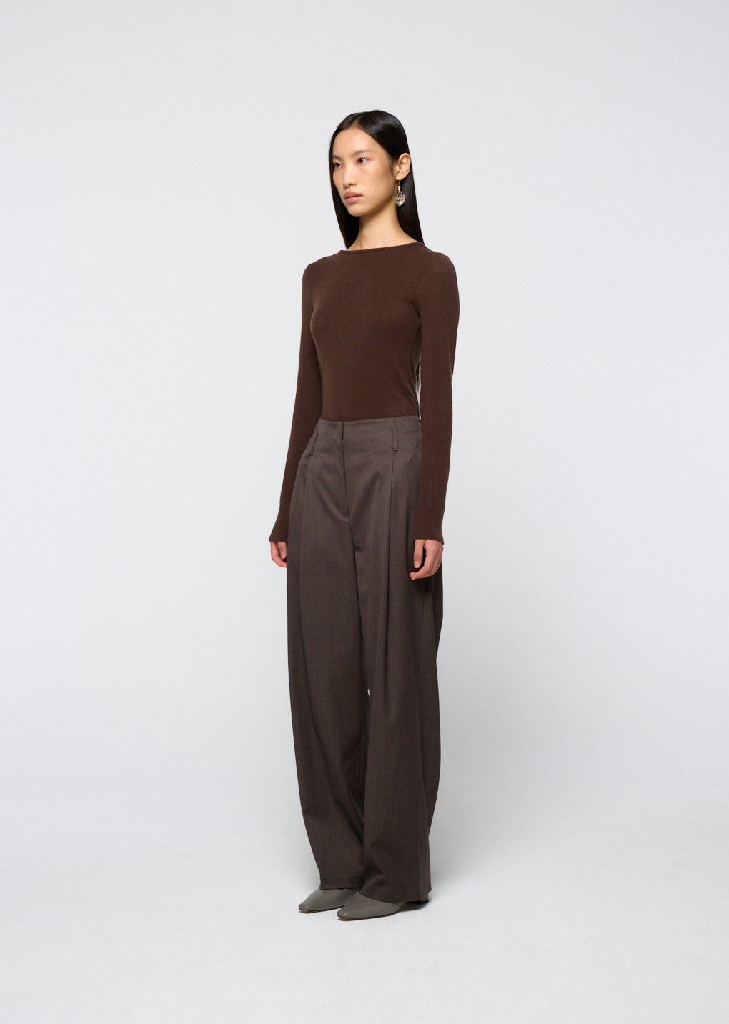 round t-shirt, brown