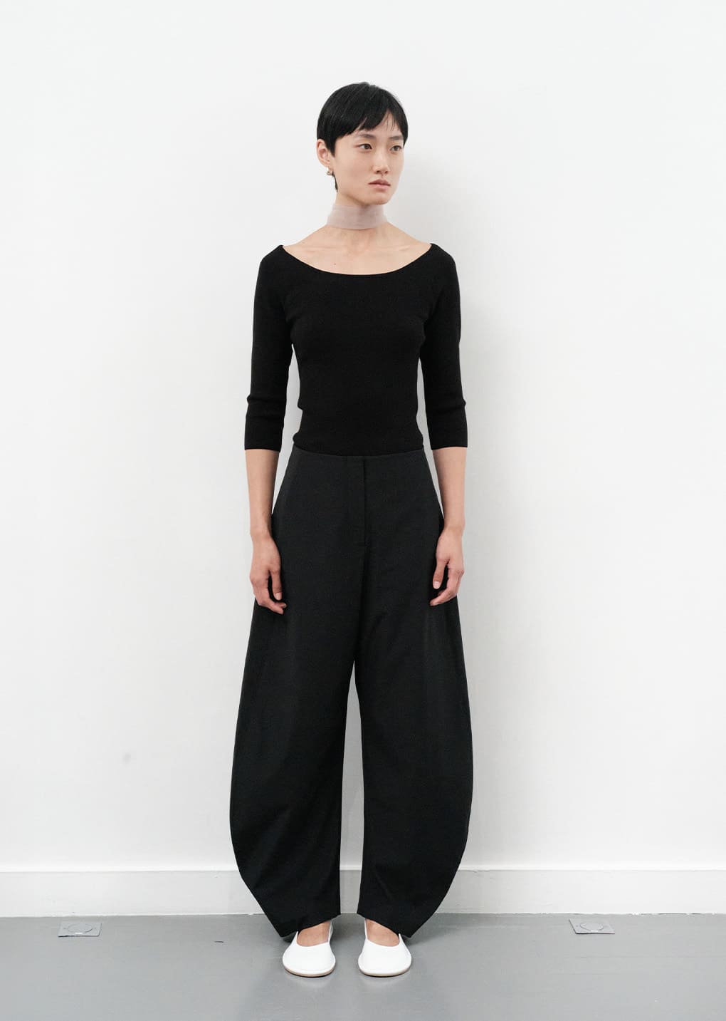 curved silhouette pants, black