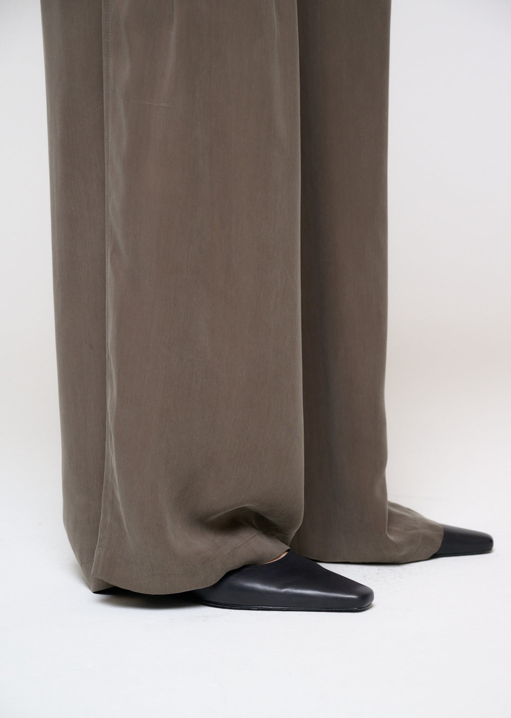 lambskin pointed toe heel, black