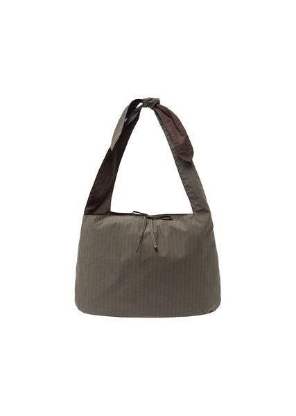 無料配送 ◆ AMOMENTO ◆ Stripe Large Shoulder Bag AMOMENTO: Gray Stripe Large Shoulder Bag | SSENSE